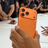 Auch das iPhone 17 Pro wurde im Innern umgebaut. Die Plateau genannte Fläche um die Kamera beherbergt den größten Teil der Technik, der untere Teil des Gehäuses dafür umso mehr Akku und eine neue Dampfkammer, die bei der Kühlung des Gerätes hilft