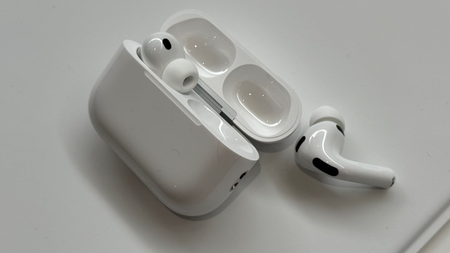 Die Airpods 3 sorgten in mehrfacher Hinsicht für Aufsehen. Das Design von Gehäuse und Stöpseln wurde angepasst, um den Klang und das Noise Cancelling zu verbessern. Ein neuer Sensor erfasst den Puls. Das spannendste Feature: Die Airpods Pro 3 können nun Gespräche live übersetzen. Leider ist noch kein Starttermin für Deutschland bekannt