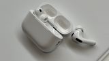Die Airpods 3 sorgten in mehrfacher Hinsicht für Aufsehen. Das Design von Gehäuse und Stöpseln wurde angepasst, um den Klang und das Noise Cancelling zu verbessern. Ein neuer Sensor erfasst den Puls. Das spannendste Feature: Die Airpods Pro 3 können nun Gespräche live übersetzen. Leider ist noch kein Starttermin für Deutschland bekannt