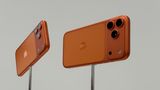 Der schicke Orangeton ist durch das neue Material möglich: Statt Titan setzt Apple auf Aluminium. Das ist leichter, bietet aber vor allem Vorteile bei der Hitzeableitung. Das iPhone 17 Pro kann deshalb bis zu 40 Prozent mehr Leistung über längere Zeit abrufen