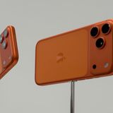 Der schicke Orangeton ist durch das neue Material möglich: Statt Titan setzt Apple auf Aluminium. Das ist leichter, bietet aber vor allem Vorteile bei der Hitzeableitung. Das iPhone 17 Pro kann deshalb bis zu 40 Prozent mehr Leistung über längere Zeit abrufen