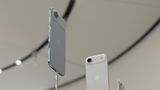 Aus Ingenieurs-Sicht ist das Air beeindruckend. Apple hat nahezu die gesamte Technik unter der Kamera-Ausbuchtung untergebracht, das Gehäuse füllt sonst weitgehend der Akku
