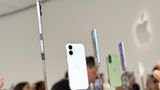 Beim iPhone 17 hat sich optisch wenig getan. Technisch aber durchaus: Das Display wächst von 6,1 auf 6,3 Zoll, bietet erstmals im Basis-iPhone Pro Motion, also eine Bildwiederholrate bis 120 Hertz. Die Kameras wurden überarbeitet. Und natürlich gibt es schicke neue Farben