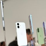 Beim iPhone 17 hat sich optisch wenig getan. Technisch aber durchaus: Das Display wächst von 6,1 auf 6,3 Zoll, bietet erstmals im Basis-iPhone Pro Motion, also eine Bildwiederholrate bis 120 Hertz. Die Kameras wurden überarbeitet. Und natürlich gibt es schicke neue Farben