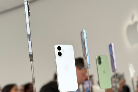 Beim iPhone 17 hat sich optisch wenig getan. Technisch aber durchaus: Das Display wächst von 6,1 auf 6,3 Zoll, bietet erstmals im Basis-iPhone Pro Motion, also eine Bildwiederholrate bis 120 Hertz. Die Kameras wurden überarbeitet. Und natürlich gibt es schicke neue Farben