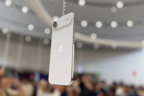 Der klare Star des Abends ist das neue iPhone Air. Es ist deutlich dünner als die anderen Modelle, bringt aber trotzdem mehr Leistung als das Basis-iPhone mit. Apple verspricht außerdem "Akku für den ganzen Tag"