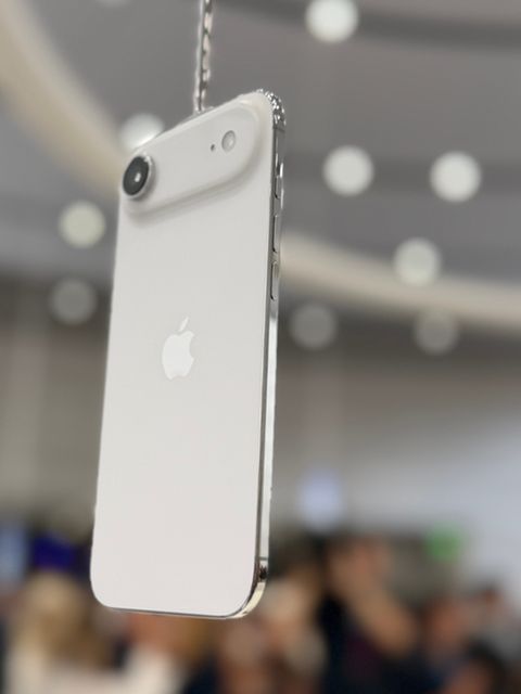 Der klare Star des Abends ist das neue iPhone Air. Es ist deutlich dünner als die anderen Modelle, bringt aber trotzdem mehr Leistung als das Basis-iPhone mit. Apple verspricht außerdem "Akku für den ganzen Tag"