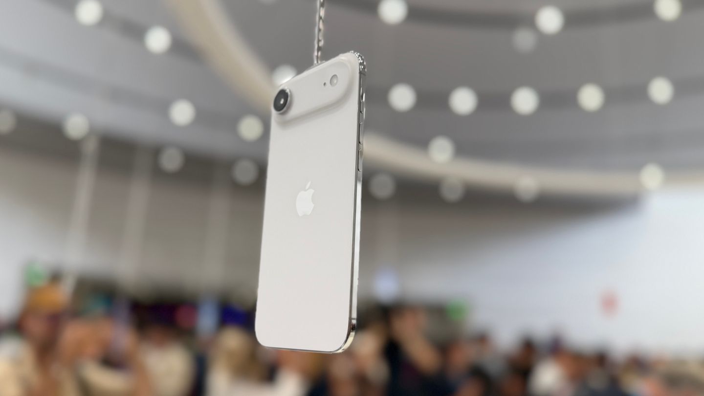 Der klare Star des Abends ist das neue iPhone Air. Es ist deutlich dünner als die anderen Modelle, bringt aber trotzdem mehr Leistung als das Basis-iPhone mit. Apple verspricht außerdem "Akku für den ganzen Tag"