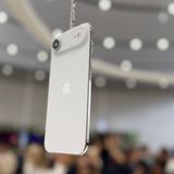Der klare Star des Abends ist das neue iPhone Air. Es ist deutlich dünner als die anderen Modelle, bringt aber trotzdem mehr Leistung als das Basis-iPhone mit. Apple verspricht außerdem "Akku für den ganzen Tag"