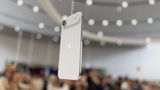 Der klare Star des Abends ist das neue iPhone Air. Es ist deutlich dünner als die anderen Modelle, bringt aber trotzdem mehr Leistung als das Basis-iPhone mit. Apple verspricht außerdem "Akku für den ganzen Tag"