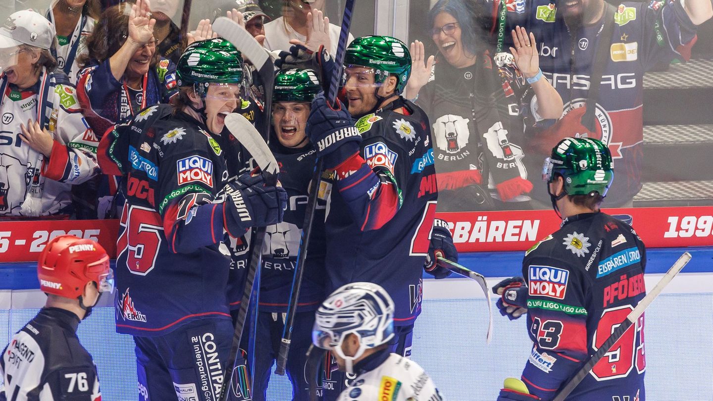 Ty Ronning (2.v.l.) bejubelt mit seinen Kollegen von den Eisbären Berlin den ersten Treffer der neuen DEL-Saison. Foto: Andreas