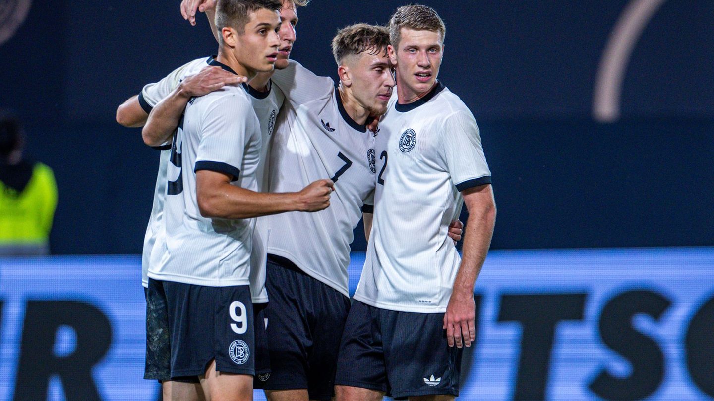 Hattrick-Torschütze Nicolo Tresoldi jubelt mit den Teamkollegen über seinen Treffer zum 2:0. Foto: Jens Büttner/dpa