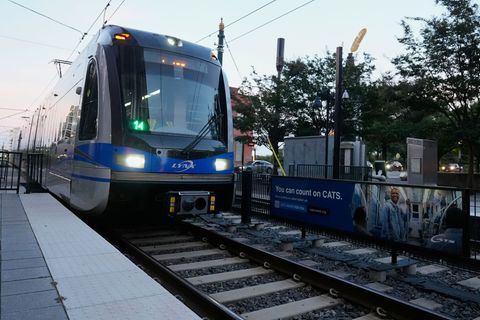 In einer Stadtbahn in den USA kam es zu einem tödlichen Angriff auf eine junge Frau. Foto: Erik Verduzco/AP/dpa