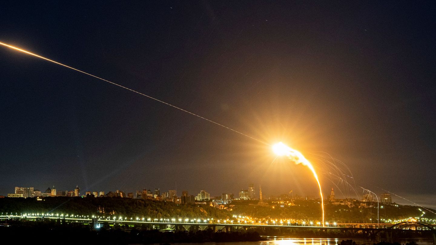 Nahezu täglich werden Ziele in der Ukraine mit russischen Kampfdrohnen angegriffen. (Archivbild) Foto: Evgeniy Maloletka/AP