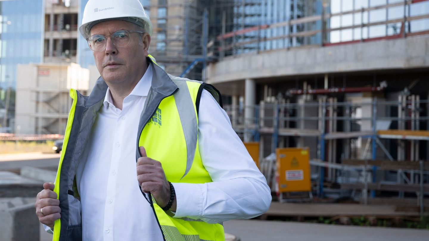 Erst vor wenigen Tagen besuchte Ministerpräsident Schweitzer die Großbaustelle des künftigen US-Krankenhauses in Weilerbach. (Ar