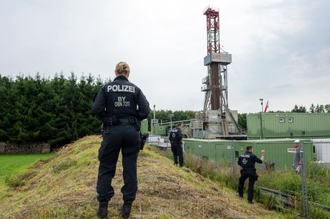 Immer wieder störten Proteste von Umweltschützern und Anwohnern die Gasbohrung - dennoch kommt das Projekt immer weiter voran. (