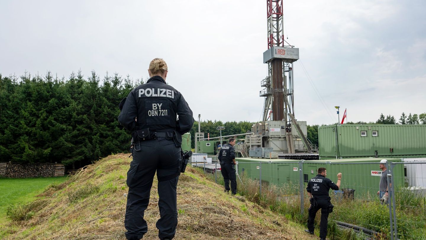 Immer wieder störten Proteste von Umweltschützern und Anwohnern die Gasbohrung - dennoch kommt das Projekt immer weiter voran. (