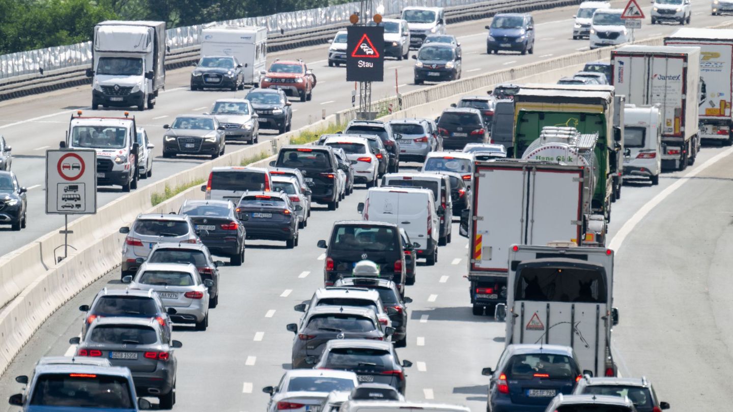 Zum Abschluss der Sommerferien erwartet der ADAC wieder volle Straßen. (Archivbild) Foto: Pia Bayer/dpa