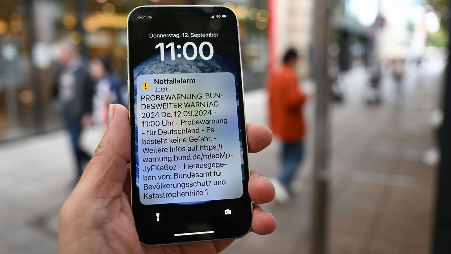 Der Probealarm sollte die meisten Handys auch dann erreichen, wenn keine Warnapps installiert sind. (Archivbild) Foto: Bernd Wei