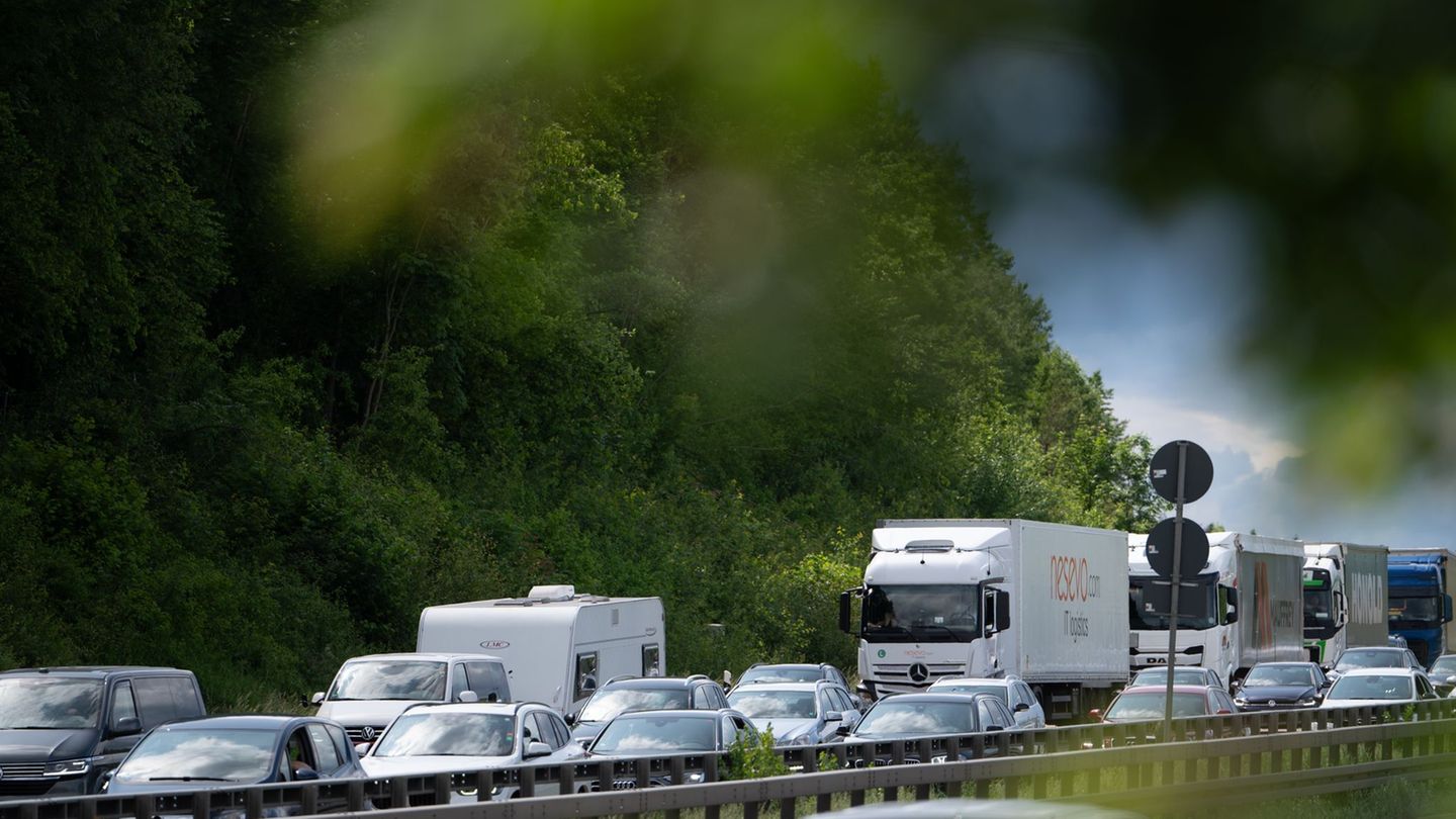Die Automobilclubs warnen vor Staus zum Ferienende und raten dazu, früh loszufahren. (Symbolbild) Foto: Markus Lenhardt/dpa