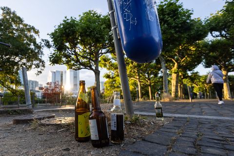 Leere Bier- und Limonadenflaschen gehören in Deutschland zunehmend zum Stadtbild. (Archivbild) Foto: Hannes P. Albert/dpa