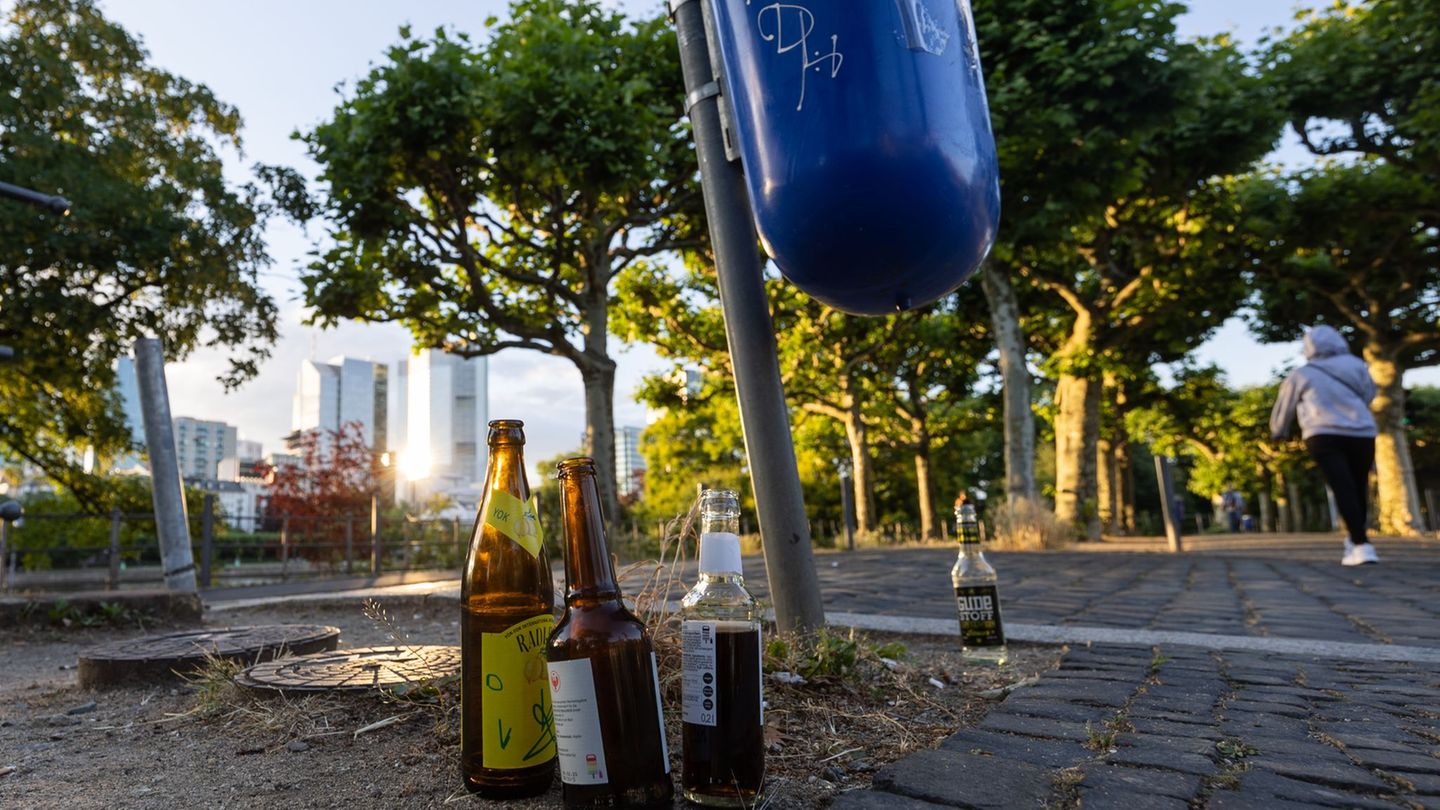 Leere Bier- und Limonadenflaschen gehören in Deutschland zunehmend zum Stadtbild. (Archivbild) Foto: Hannes P. Albert/dpa