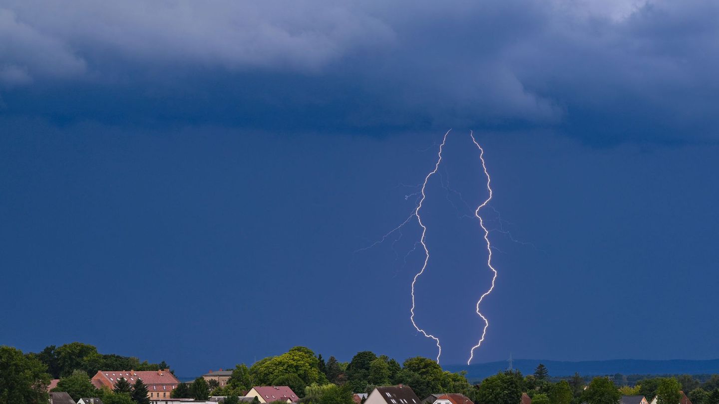 Lokale Gewitter sind für die kommenden Tage angesagt. (Symbolbild) Foto: Patrick Pleul/dpa