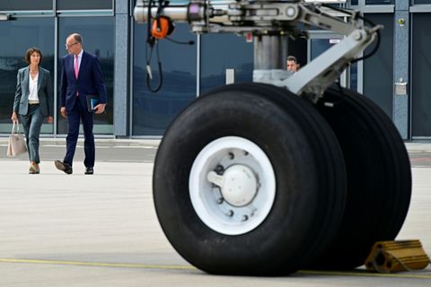 Kanzler Merz mit Regierungs-Airbus