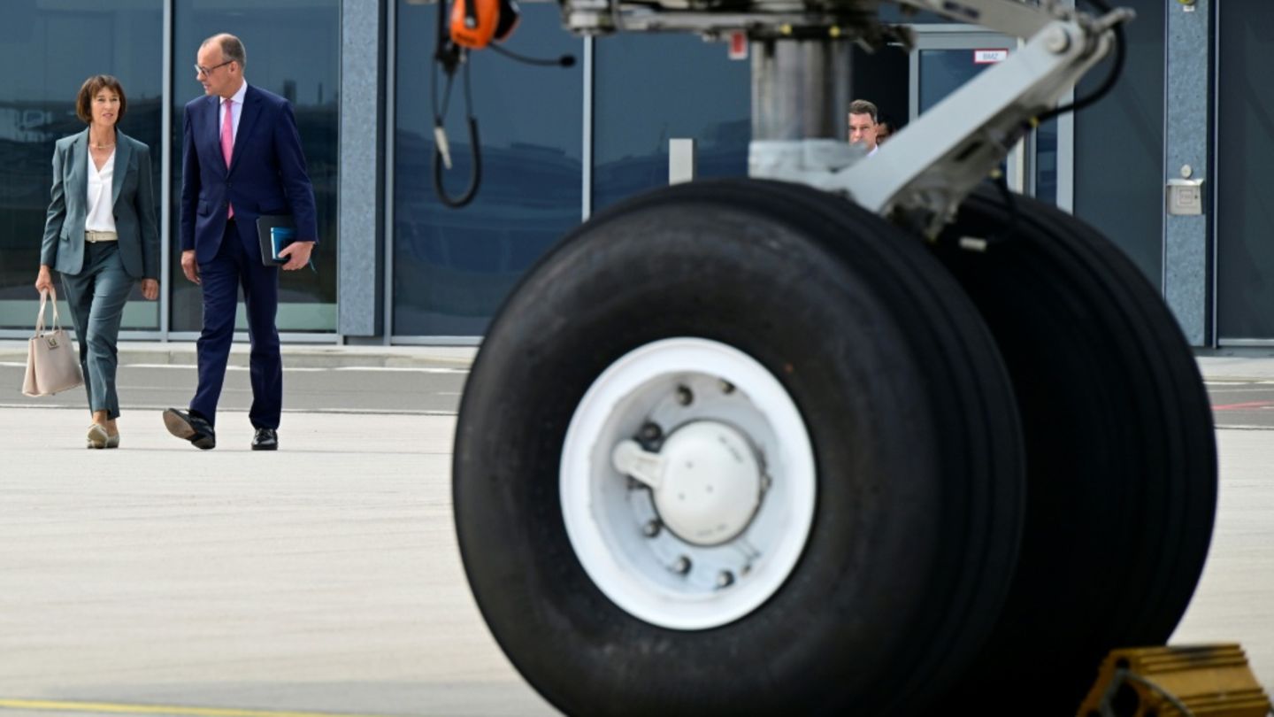 Kanzler Merz mit Regierungs-Airbus