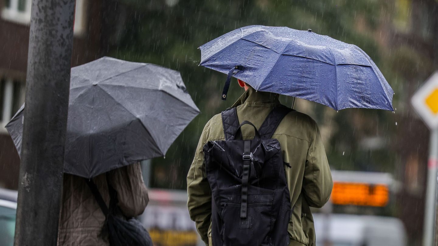 Ein Regenschirm in der Tasche oder im Kofferraum wird sich in den kommenden Tagen vermutlich lohnen. (Symbolbild) Foto: Christop
