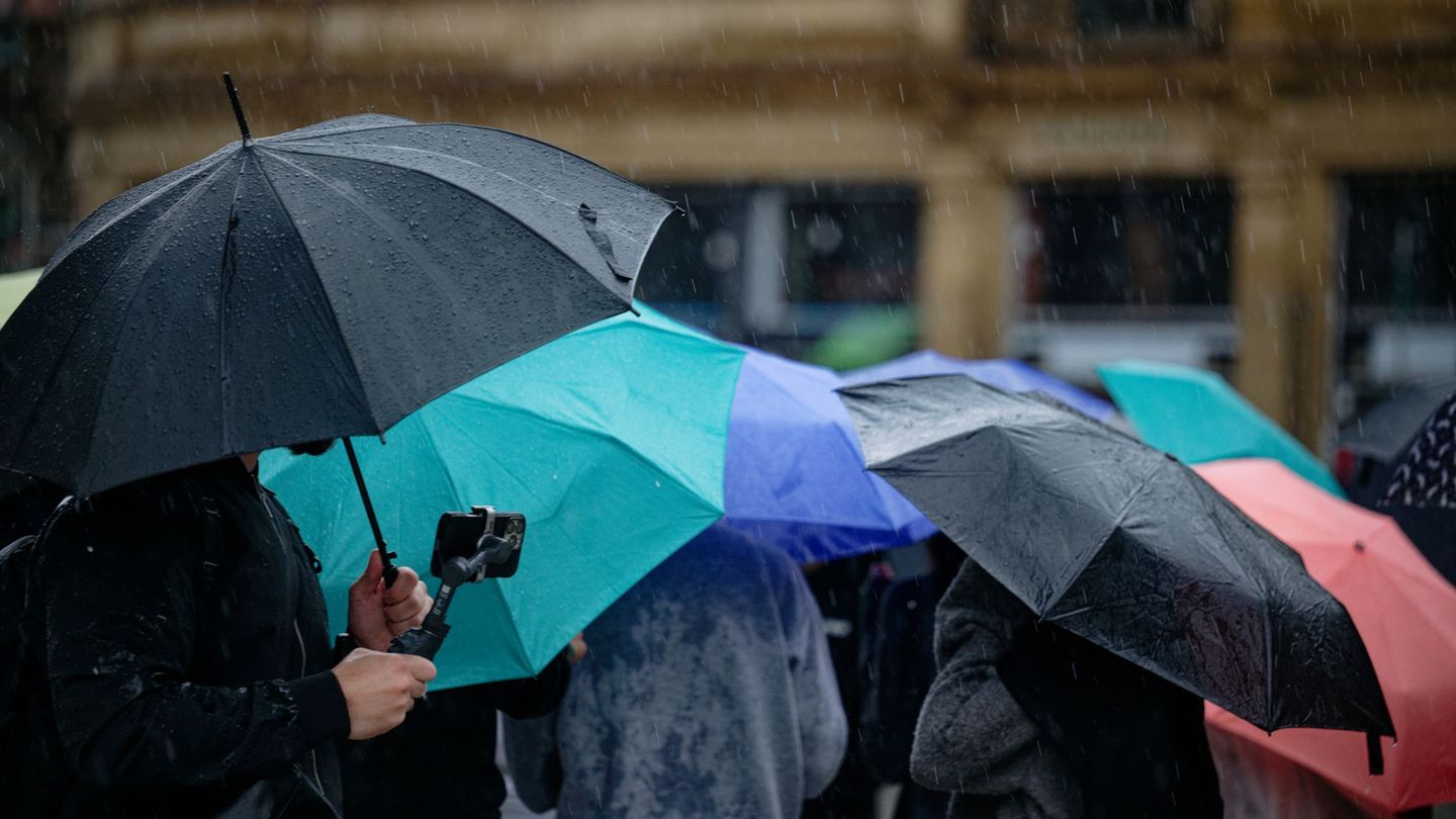 Immer wieder soll es in Nordrhein-Westfalen nass werden. (Symbolbild) Foto: Henning Kaiser/dpa