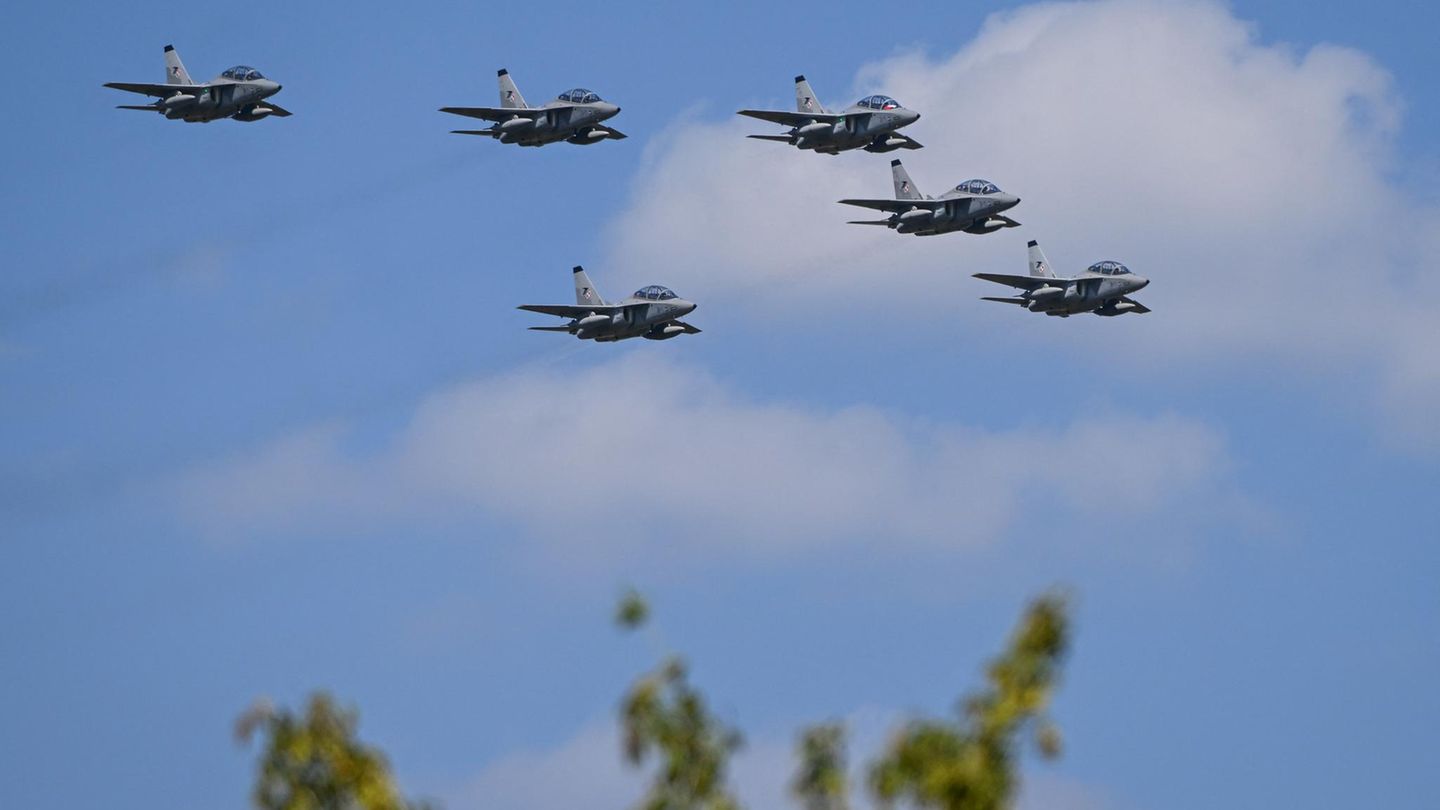 Polnische Luftwaffe beim 105. Jahrestag der Schlacht um Warschau