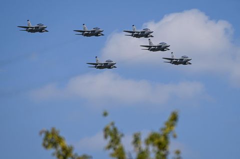 Polnische Luftwaffe beim 105. Jahrestag der Schlacht um Warschau