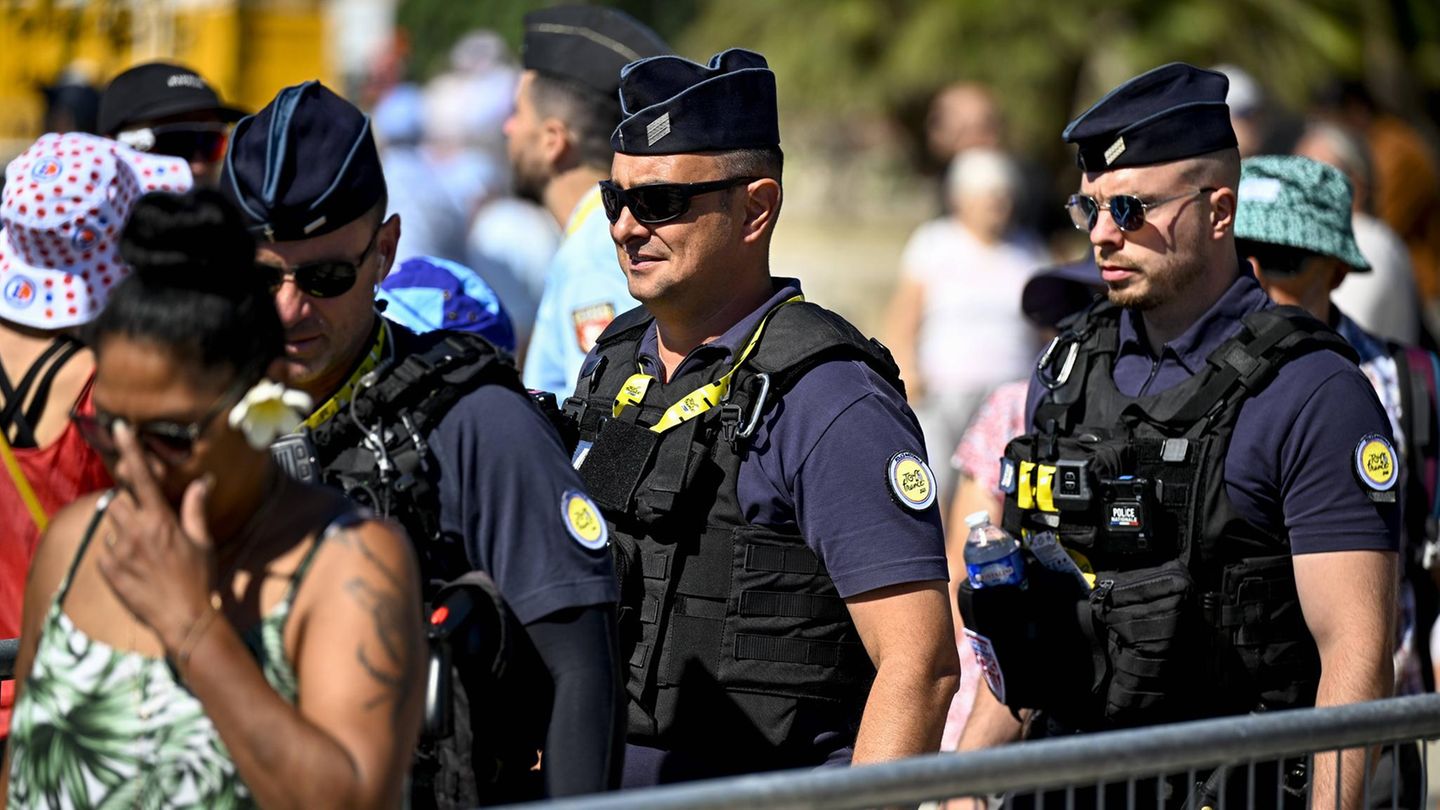 Mass protests awaited in France – 80,000 police officers mobilized