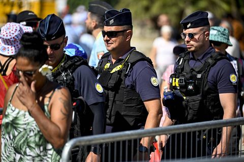 Polizisten in der Menschenmasse: Frankreichs Behörden sind alarmiert