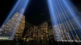 New York, USA. Damit am Gedenktag von 9/11 nichts schiefgeht, wird am Vortag noch einmal die Beleuchtung für das "Tribute of Light"-Gedenken an die Terroranschläge vom 11. September 2001 getestet. So weit sieht alles gut aus