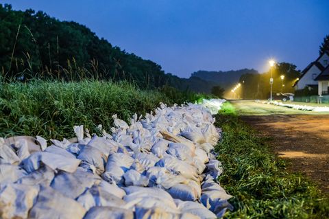 An der Niers liegen noch Sandsäcke, der Pegel ist in der Nacht allerdings stark gefallen. Foto: Christoph Reichwein/dpa