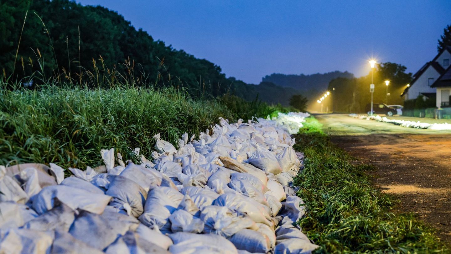 An der Niers liegen noch Sandsäcke, der Pegel ist in der Nacht allerdings stark gefallen. Foto: Christoph Reichwein/dpa