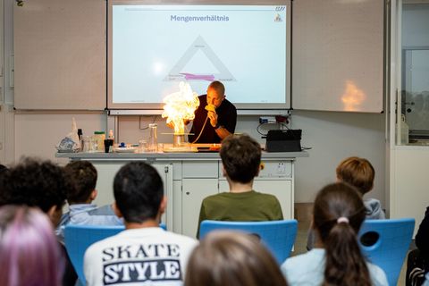 Was passiert, wenn es brennt - und mit falschen Mitteln gelöscht wird? Saarländer Schüler lernen es. Foto: Laszlo Pinter/dpa