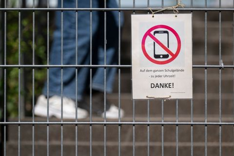Keine Nutzung von privaten Handys: Das rät das Kultusministerium den Grundschulen im Land. (Archivbild) Foto: Marijan Murat/dpa