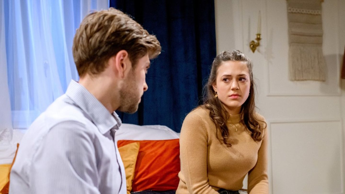 "Sturm der Liebe": Maxis (r.) Glücksgefühl bekommt einen Dämpfer, als sie von Henry (l.) erfährt, welchen Deal Sophia und Chri