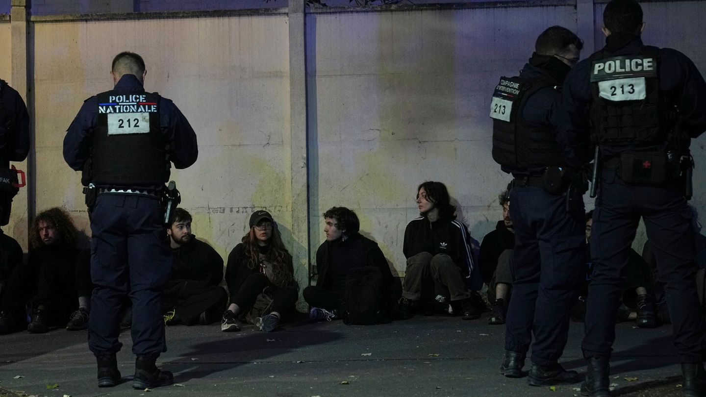 Dutzende Menschen wurden in Paris festgenommen. Foto: Thibault Camus/AP/dpa