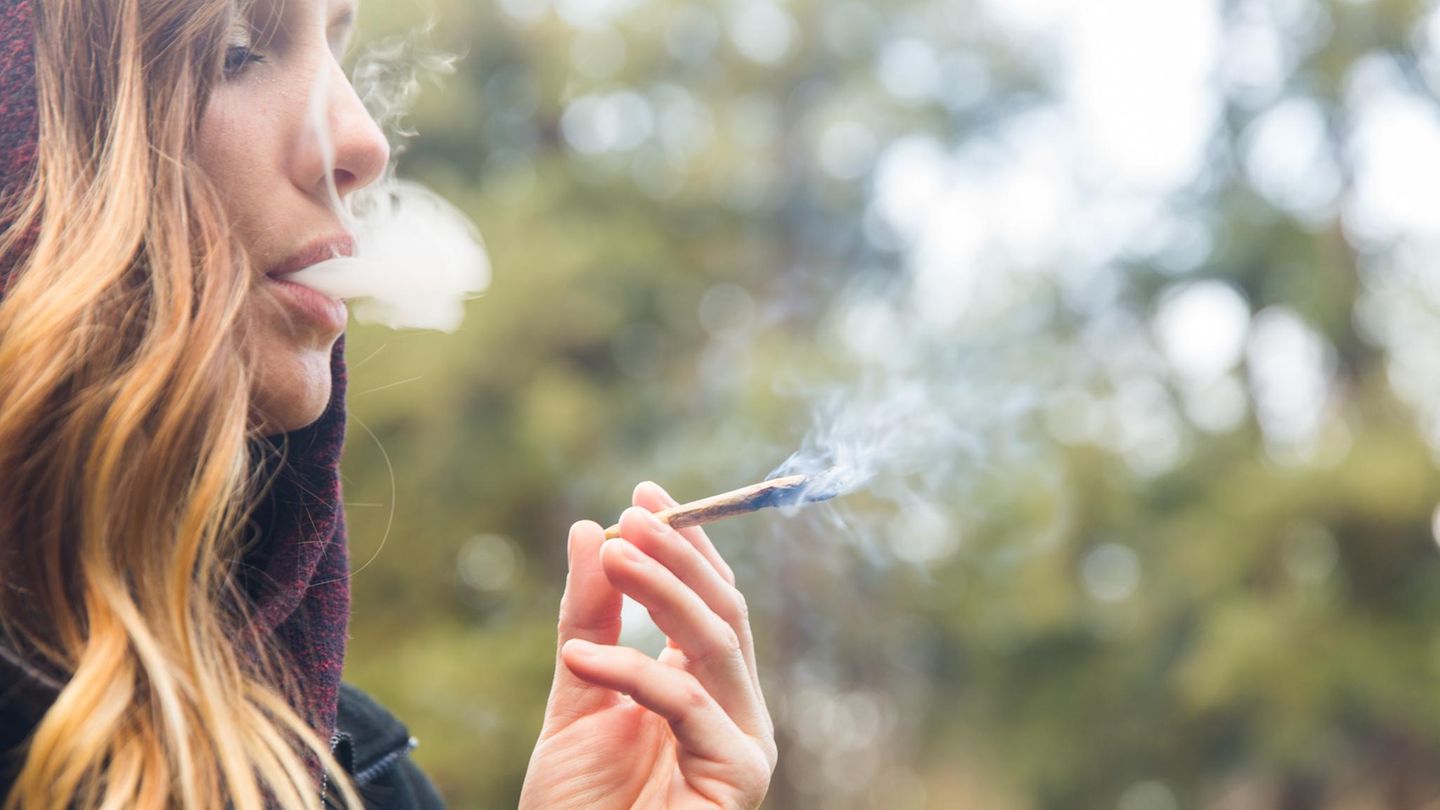 Schwangerschaft, Eizellen und Cannabis: eine Frau kifft
