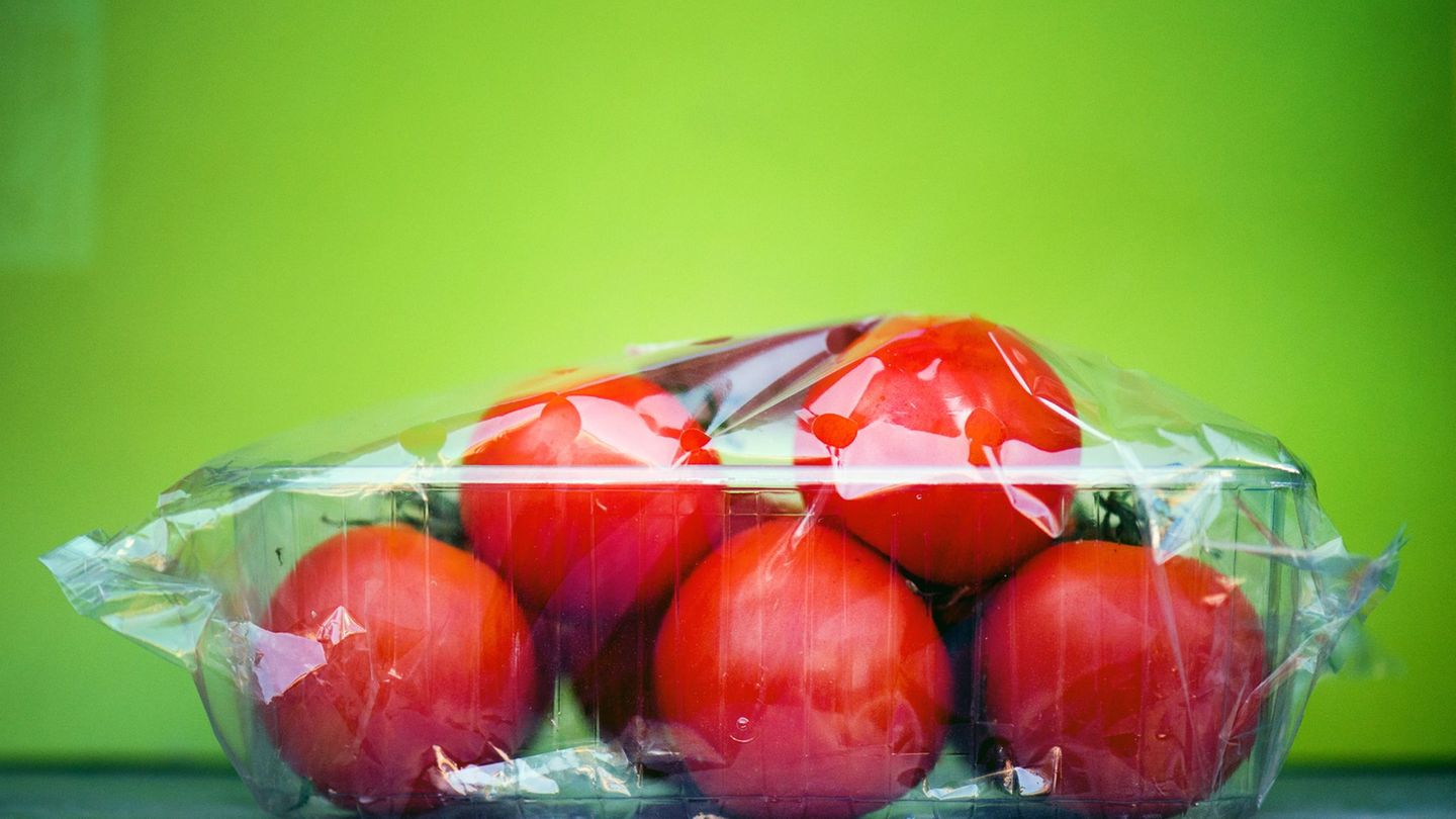 Trotz jahrelanger Nachhaltigkeitsdebatten wird Gemüse häufig noch in Plastikverpackungen verkauft. (Symbolbild) Foto: picture al