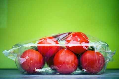 Trotz jahrelanger Nachhaltigkeitsdebatten wird Gemüse häufig noch in Plastikverpackungen verkauft. (Symbolbild) Foto: picture al