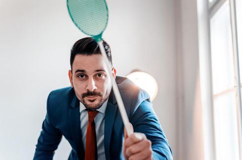 Mann versucht Mücken zu vertreiben