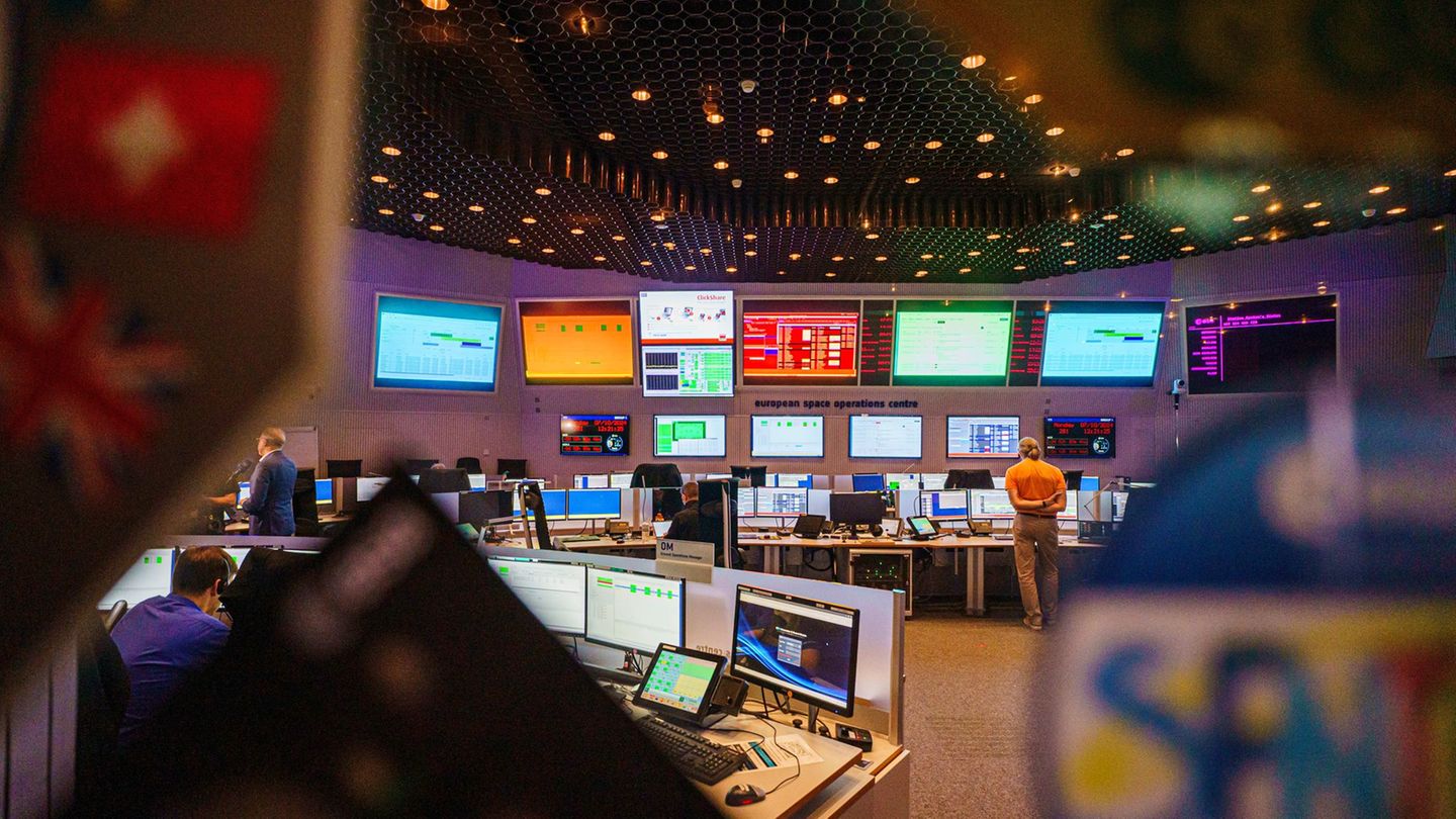 Vom Kontrollzentrum werden die Satelliten gesteuert. (Archivbild) Foto: Andreas Arnold/dpa