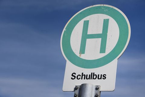 Über 50 Schüler in einem Schulbus - und ein Fahrer, der die Jugendlichen nicht aussteigen lässt. Die Polizei muss anrücken. (Sym