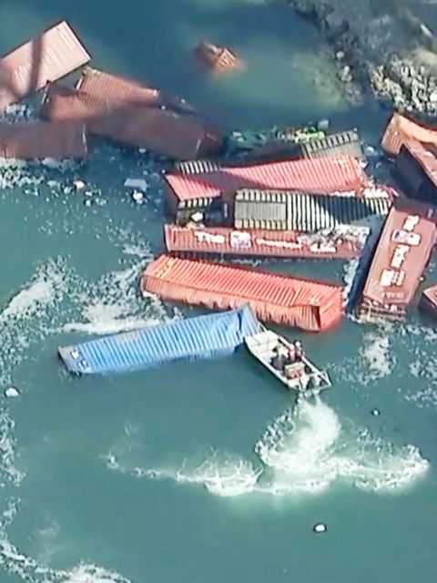 Frachtschiff verliert Teil seiner Ladung – 60 Container treiben im Wasser