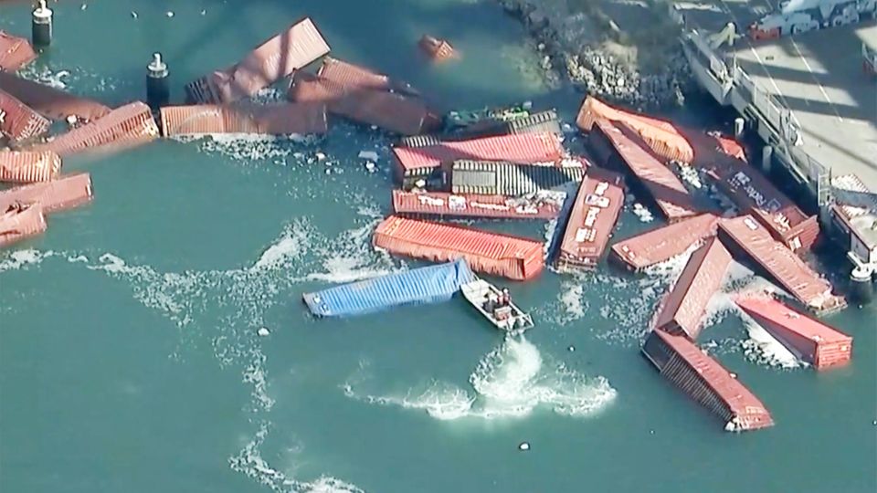 Frachtschiff verliert Teil seiner Ladung – 60 Container treiben im Wasser